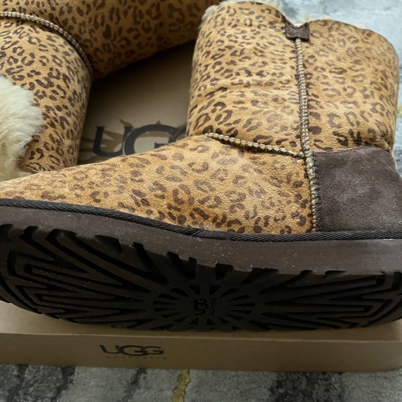 UGG AUSTRALIA Bailey Button Novelty - Picture 3 of 5